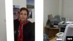 تعطيلی دفتر کانون مدافعان حقوق بشر در اول دی ماه، حدود ده روز بعد با تعطيلی دفتر وکالت شخصی شيرين عبادی همراه شد.