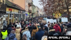 Câteva mii de persoane protestează în Zrenjanin, Serbia, în cadrul unui eveniment organizat de studenți pentru a cere socoteală în cazul prăbușirii mortale a unui acoperiș de la gara din Novi Sad.