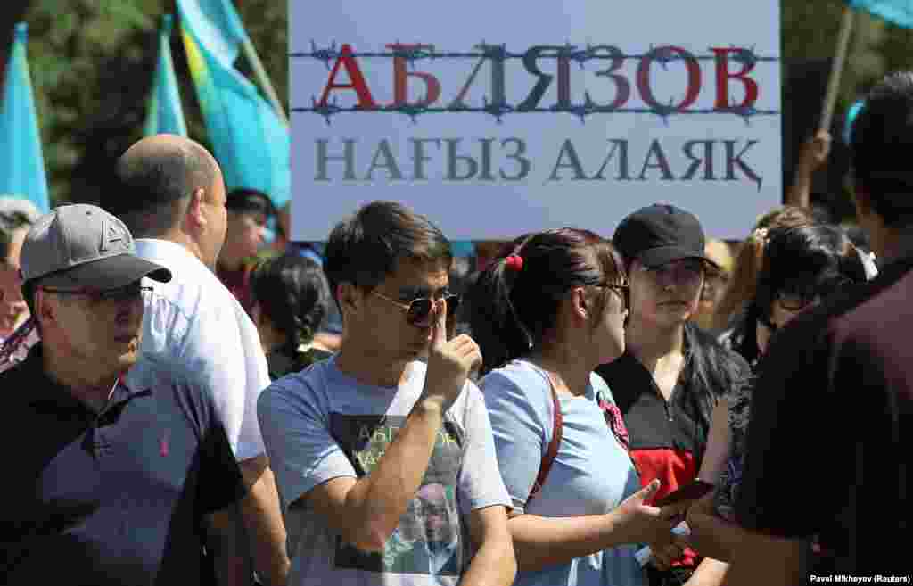 Утром 6 июля в Алматы партия «Нур Отан» провела санкционированный митинг в спальном районе города. На акции доминирующей на политическом поле страны партии, которую возглавляет экс-президент Нурсултан Назарбаев, говорили о «провокаторах, пытающихся дестабилизировать ситуацию в стране» и провозглашали антиаблязовские лозунги.