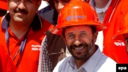 محمود احمدی نژاد در جریان دیدار از یک شرکت نفتی ونزوئلایی در سال ۲۰۰۶ 