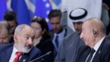 Ermenistanyň premýer-ministri Nikol Paşinýan (çepde) hem-de Azerbaýjanyň prezidenti Ilham Aliýew. Arhiw suraty.
