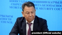 «З питань безпеки та забезпечення порядку легітимна влада – ми», – заявив Омурбек Суваналієв, який був кандидатом на парламентських виборах від опозиційної партії «Бутун (Єдиний) Киргизстан» 