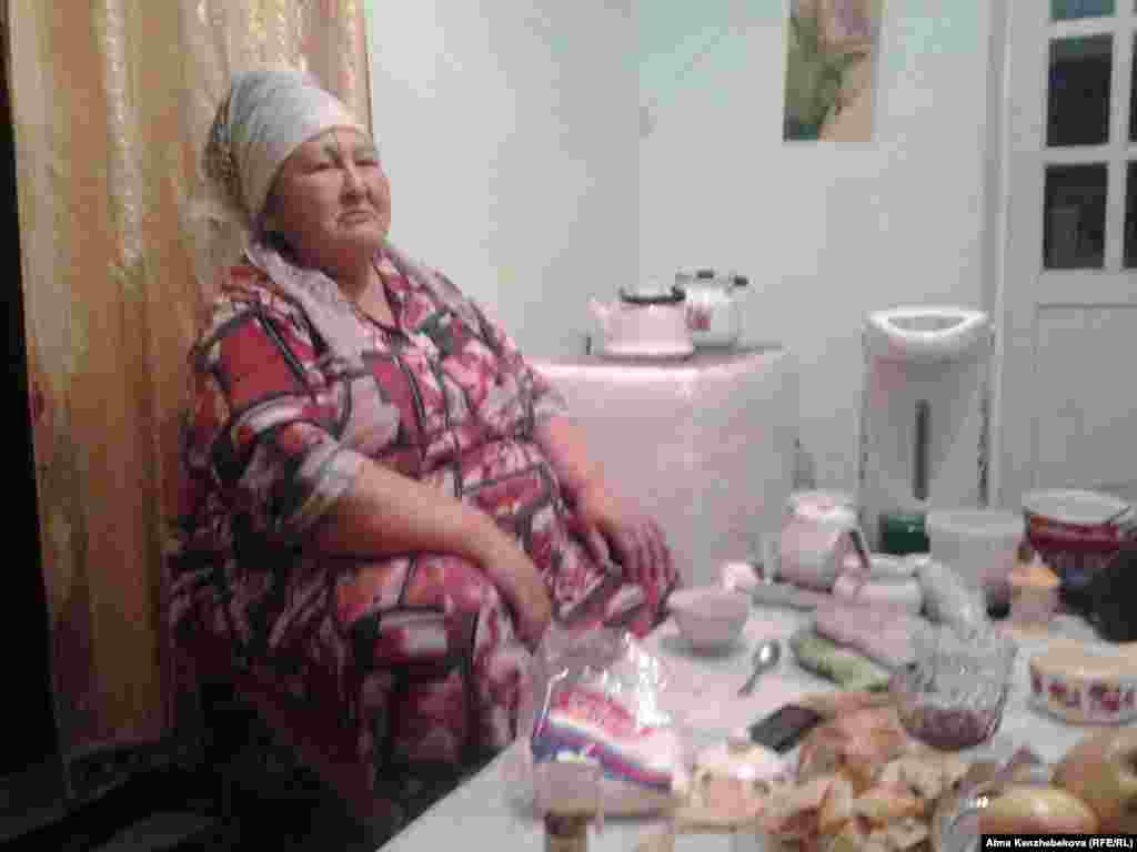 Жительница Кызылординской области Зупан Кожамкулова получает пенсию 35 тысяч тенге, половина уходит на лекарства. Женщина говорит, что цены после девальвации тенге нещадно бьют по бюджету семьи. Она просит власти удержать цены хотя бы на хлеб и сахар. 