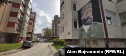 Mural s likom Draže Mihailovića u Foči i dalje stoji na istom mjestu. U međuvremenu je mural na jednom mjestu prefarban crnom bojom.