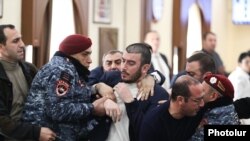 Сотрудники полиции применяют силу против оппозиционных членов муниципального совета Еревана, 31 января 2025 года.