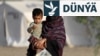 Nangarhar welaýatynda Owganystan-Pakistan Torkham serhediniň golaýyndaky bosgun lagerine Pakistandan baran çagaly owgan zenany. 20-nji aprel, 2025. 