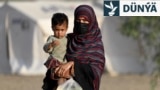 Nangarhar welaýatynda Owganystan-Pakistan Torkham serhediniň golaýyndaky bosgun lagerine Pakistandan baran çagaly owgan zenany. 20-nji aprel, 2025. 