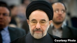 خاتمی سال ۹۶ هم دو هفته بعد از اعتراض‌ها تلویحاً واکنش نشان داد و سکوت یا تأخیر او درباره اعتراض‌های اخیر غیرمعمول نیست