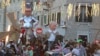Efigiile președinților Serbiei și Rusiei, amintind de personajele lui Cervantes Don Quijote și Sancho Panza, la carnavalul din orașul croat Kastela, la 13 februarie 2024. 