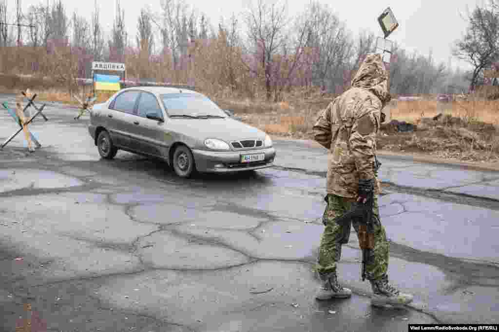 Боєць полку «Дніпро-1» на блокпості при в'їзді в Авдіївку
