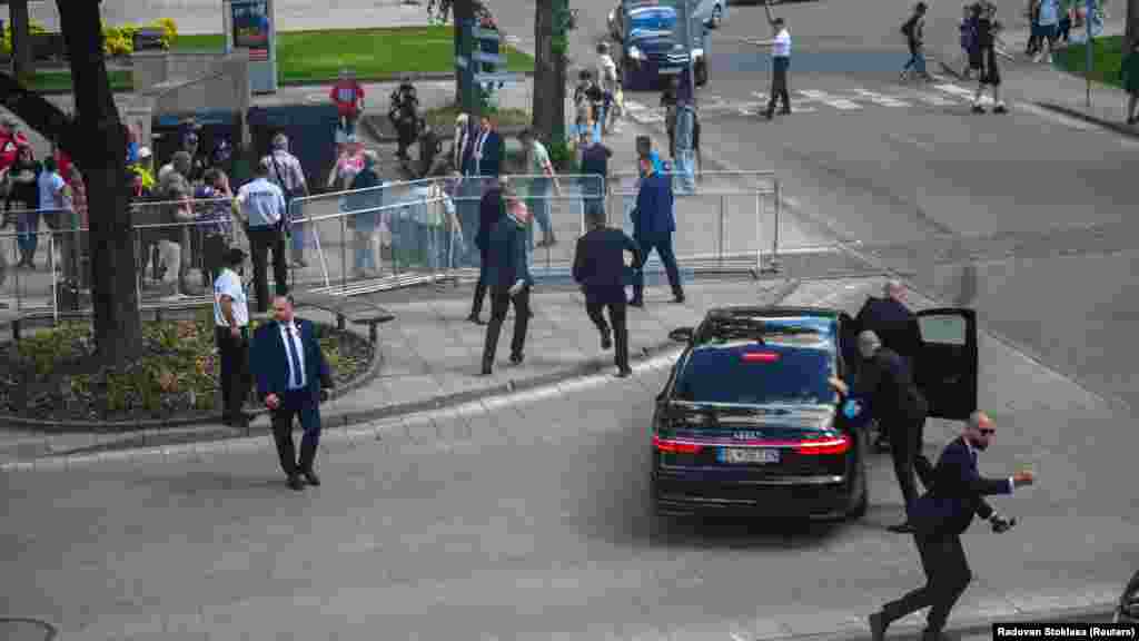A biztonságiak a helyszínen, miután a szlovák miniszterelnököt pár lépés távolságról többször is meglőtte a merénylő. Hamran István korábbi szlovákiai rendőrfőkapitány szerint Fico testőrei hibáztak, és a titkosszolgálat is kudarcot vallott