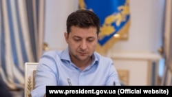 Закон набирає чинності з дня, наступного за днем його опублікування