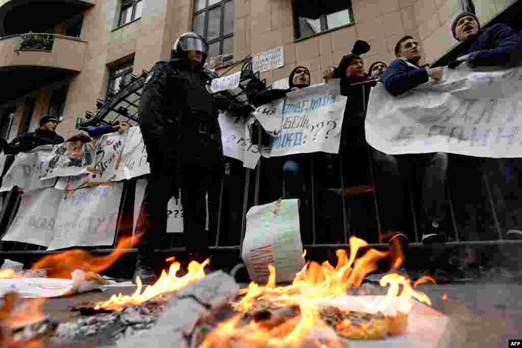 Протестувальники біля посольства Туреччини у Москві. 25 листопада 2015 року