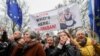 Premierii slovac Robert Fico și ungurul Viktor Orban, cunoscuți pentru că se opun înarmării Ucrainei, au fost întâmpinați cu huiduieli și pancarte critice marți, la Praga. 
