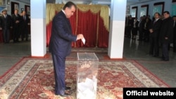 Претседателот на Таџикистан, Рахмон го дава својот глас на изборите во Душанбе.