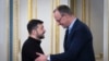 Ukrajinski predsjednik Volodimyr Zelenski (lijevo) i predsjedavajući njemačke Krišćansko-demokratske partije (CDU) Friedrich Merz rukuju se tokom sastanka u Kijevu 9. decembra 2024.