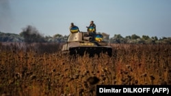 Українські артилеристи готуються до ведення вогню із самохідної гаубиці 2С1 «Гвоздика» по російських позиціях на півдні України 8 жовтня 2022 року