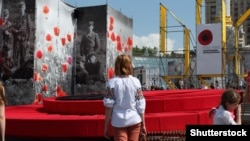 Інсталяція на майдані Незалежності в Києві до Дня пам’яті та примирення, який Україна відзначає 8 травня, вшановуючи жертв Другої світової війни 