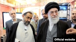 آیت الله علی خامنه ای (راست) همراه با حیدر مصلحی در حال بازدید از وزارت اطلاعات 