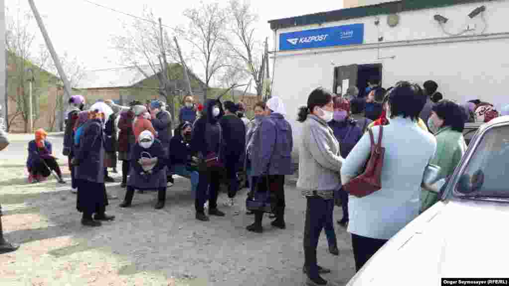 В одном из отделений Казпочты есть скамейка для ожидающих свою очередь на улице. 6 апреля 2020 года. 