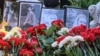 <p>Жінка з дитиною на фоні місця удару.<br><br>Внаслідок російського удару в ніч на 24 квітня в Святошинському районі Києва був зруйнований житловий будинок. 12 людей загинули, 90 – зазнали поранень. Рятувальна операція тривала до ранку 25 квітня