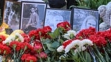 <p>Жінка з дитиною на фоні місця удару.<br><br>Внаслідок російського удару в ніч на 24 квітня в Святошинському районі Києва був зруйнований житловий будинок. 12 людей загинули, 90 – зазнали поранень. Рятувальна операція тривала до ранку 25 квітня