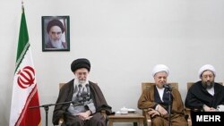 اين نخستين بار است كه بالاترین مقام جمهوری اسلامی به طور مشخص از «عدم صلاحيت» رهبران مخالفان و معترضان به نتيجه انتخابات دهم رياست جمهورى براى حضور در سمت هاى دولتى سخن مى گويد.