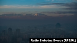 Скопје - поглед на главниот град на Македонија во момент на високо ниво на аерозагадување. 
