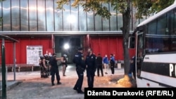Policija ispred prihvatnog centra "Bira" u Bihaću u Bosni i Hercegovini tokom relokacije migranata i izbjeglica