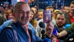 Un român fericit la 31 martie 2024, când s-a intrat în țară prima oară ca în Spațiul Schengen, la aeroportul Henri Coandă din București. 