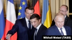 Президент Франції Емманюель Макрон, президент України Володимир Зеленський та президент Росії Володимир Путін на зустрічі в Єлисейському палаці у Парижі. Франція, 9 грудня 2019 року