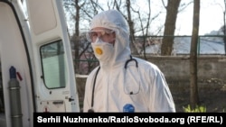 Медичний працівник у спецкостюмі біля інфекційного відділення Олександрівської клінічної лікарні, Київ, 25 березня 2020 року 