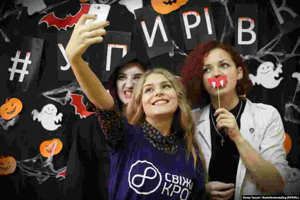 Донори, що взяли участь в акції, мають змогу виграти футболку. Для цього їм потрібно сфотографуватись на спеціальному фоні та завантажити свою світлину в мережу із тегом #Упирівка