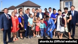 Президент Казахстана Нурсултан Назарбаев встречается с местными жителями. Ильичевка, Северо-Казахстанская область, 17 августа 2018 года.