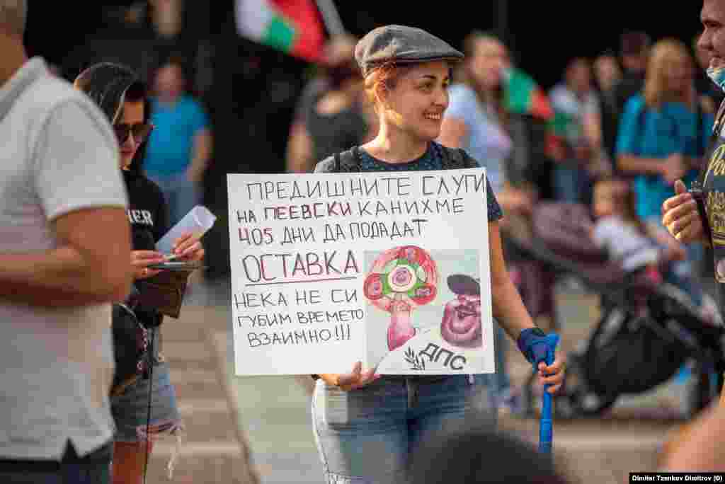 „Ги каниме поранешните слуги на Пеевски да си дадат оставка 405 дена. Да не трошиме време заедно едни со други“, се наведува на плакатот што го носеше жена која протестира во Пловдив. Референцата се однесува на протестите по номинирањето на Делјан Пеевски за шеф на САНС.