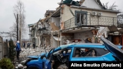 <p>Улица в Гостомеле под Киевом после ночной атаки беспилотников 19 марта.<br><br>18 марта было объявлено о частичном прекращении огня, в рамках которого Кремль пообещал прекратить атаки на объекты «энергетики и инфраструктуры» после телефонного разговора между президентом США Дональдом Трампом и президентом России Владимиром Путиным