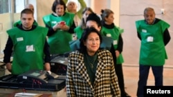 Președinta în exercițiu din Georgia, Salome Zurabișvili (centru) a fost mereu un spin în coasta guvernării tot mai pro-ruse. Mandatul său se apropie acum de sfârșit.