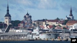 O navă militară ancorată în portul Tallinn în vara anului 2023. Estonia, care și-a recucerit independența față de Moscova în 1991, a devenit unul din aliații NATO cei mai atenți la planurile de expansiune regională ale Rusiei.