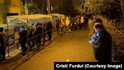 Coadă de la secția de votare din Iași, unde alegătorii stau cel puțin două ore pentru a ajunge la urne