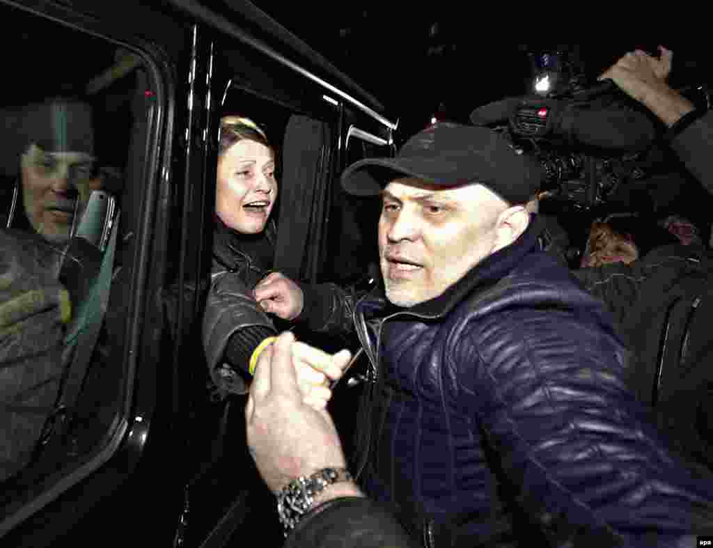 Дар назди беморхона ӯро даҳҳо тарафдоронаш пешвоз гирифтанд 