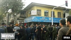 Policija privodi demonstrante