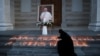 <p>Na stepenicama Katedrale "Sveta Majka Tereza" u Prištini pale se svijeće u čast pape Franje.