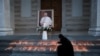 <p>Në shkallët e Katedrales “Shën Nënë Tereza” në Prishtinë ndizen qirinj në nderim të Papa Françeskut.