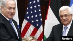 Israeli Prime Minister Benjamin Netanyahu (left) and Palestinian President Mahmud Abbas in September 2010