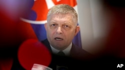 Fico a fost numit de unii „al doilea Viktor Orban” din UE, pentru pozițiile sale pro-ruse asemănătoare cu ale premierului maghiar.