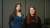 Invitatele acestui episod al podcastului „Laboratorul social”, elevele Eva Oanța (stânga) și Bianca Tănase, în redacția Europei Libere