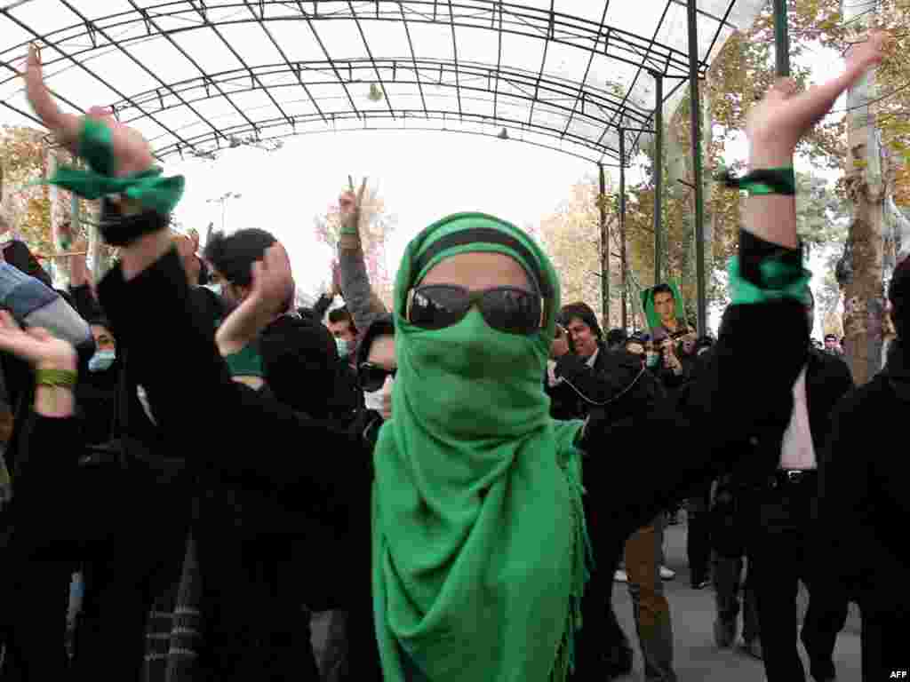 حامی جنبش سبز در دانشگاه تهران - گالری عکس و فیلم