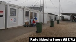 Илустрација-Бегалци од Сирија и од Ирак во Транзитниот центар за мигранти во Табановце