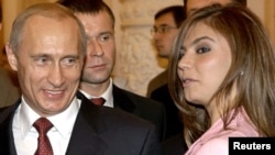 Рускиот претседател Владимир Путин и Алина Кабаева, пензионирана олимписка гимнастичарка за која се шпекулира дека е мајка на две деца на Путин