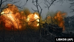 Українські військові ведуть вогонь з російських позицій біля Бахмута Донецької області, 20 листопада 2022 року
